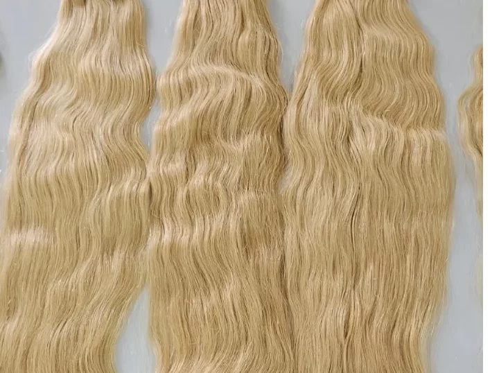 Blonde-Weft-Hair-1.webp Cómo colocar extensiones de cabello en casa paso a paso